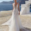 Ολόσωμη λήψη νυφικού Palmaria σε Α γραμμή - Fashion Brides Σέρρες.