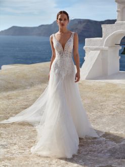 Ολόσωμη λήψη νυφικού Palmaria σε Α γραμμή - Fashion Brides Σέρρες.