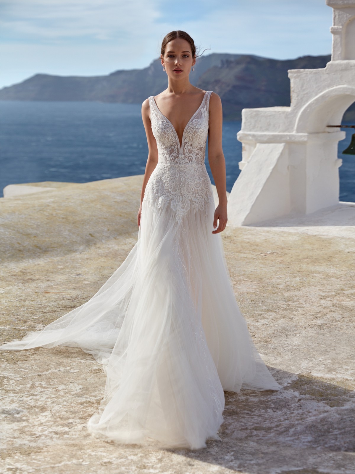 Ολόσωμη λήψη νυφικού Palmaria σε Α γραμμή - Fashion Brides Σέρρες.