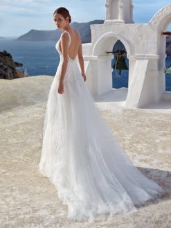 Πίσω όψη νυφικού Palmaria με ανοιχτή πλάτη - Fashion Brides Σέρρες.