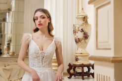 Νυφικό Imagine με διακριτικά πούπουλα στους ώμους - Fashion Brides Σέρρες