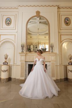 Νυφικό Ines με off-the-shoulder λεπτομέρειες - Fashion Brides Σέρρες.