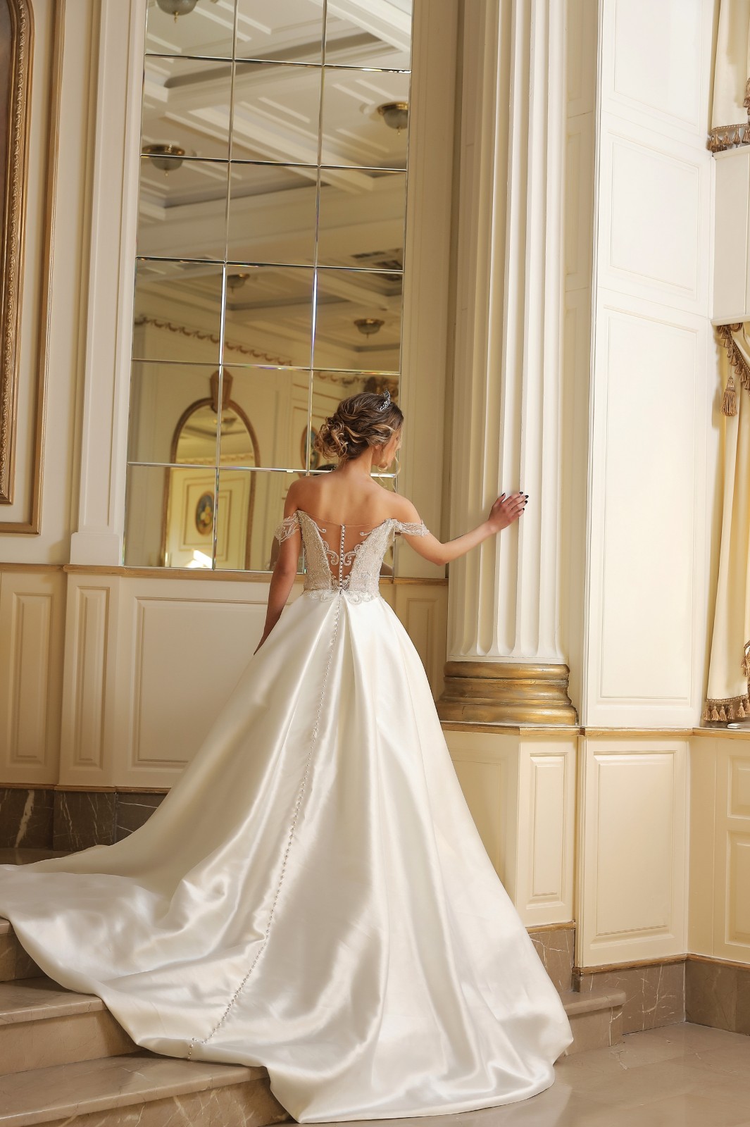 Πίσω όψη νυφικού Iola με κουμπιά και ουρά - Fashion Brides Σέρρες.