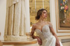 Λεπτομέρεια μπούστου νυφικού Iola με off-the-shoulder - Fashion Brides Σέρρες.