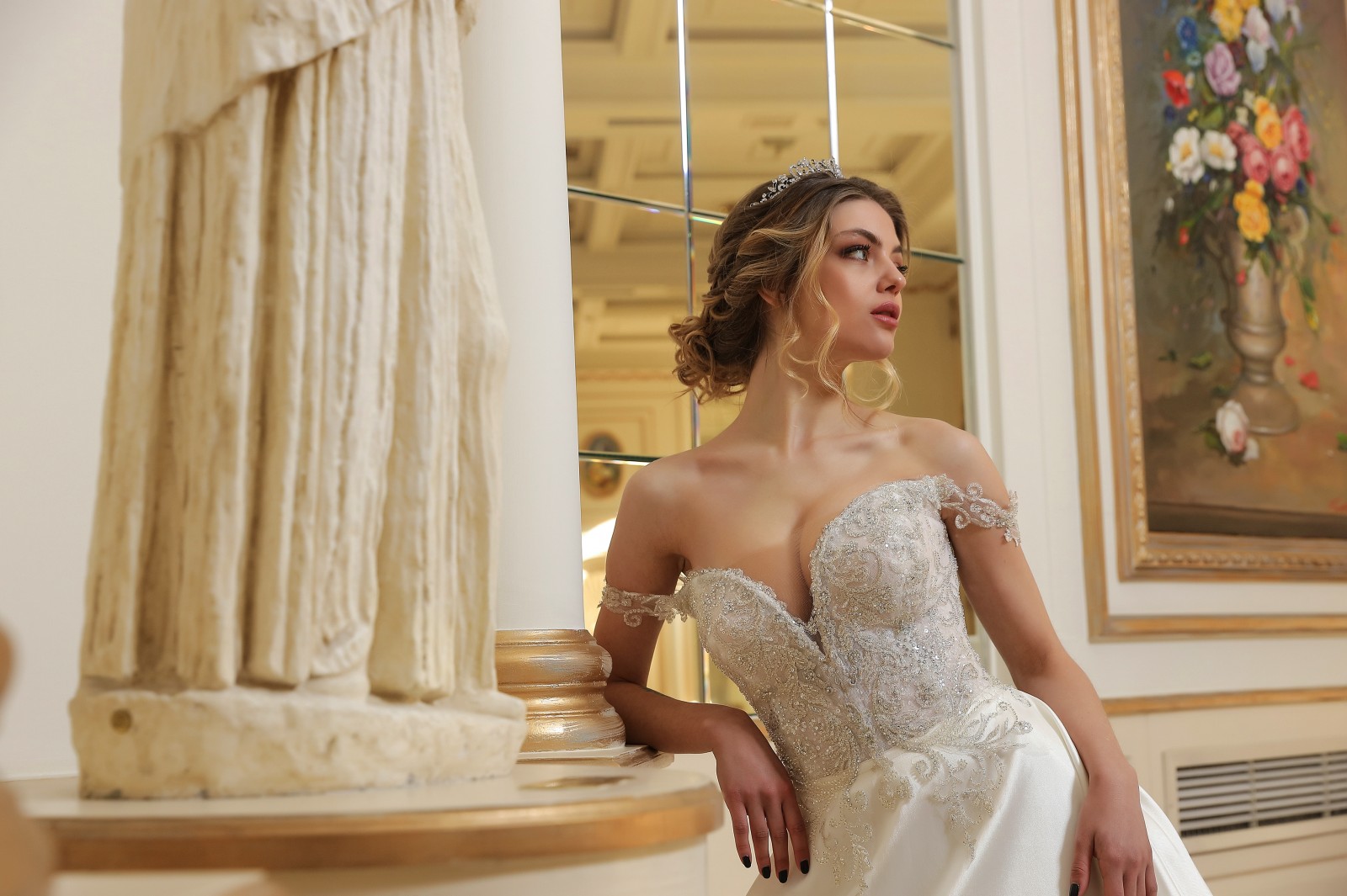 Λεπτομέρεια μπούστου νυφικού Iola με off-the-shoulder - Fashion Brides Σέρρες.