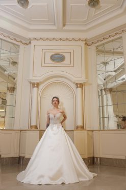 Πριγκιπικό νυφικό Iola με off-the-shoulder - Fashion Brides Σέρρες.