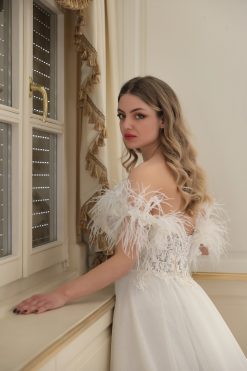 Πλάγια όψη νυφικού Iqra με δαντέλα και φτερά - Fashion Brides Σέρρες.