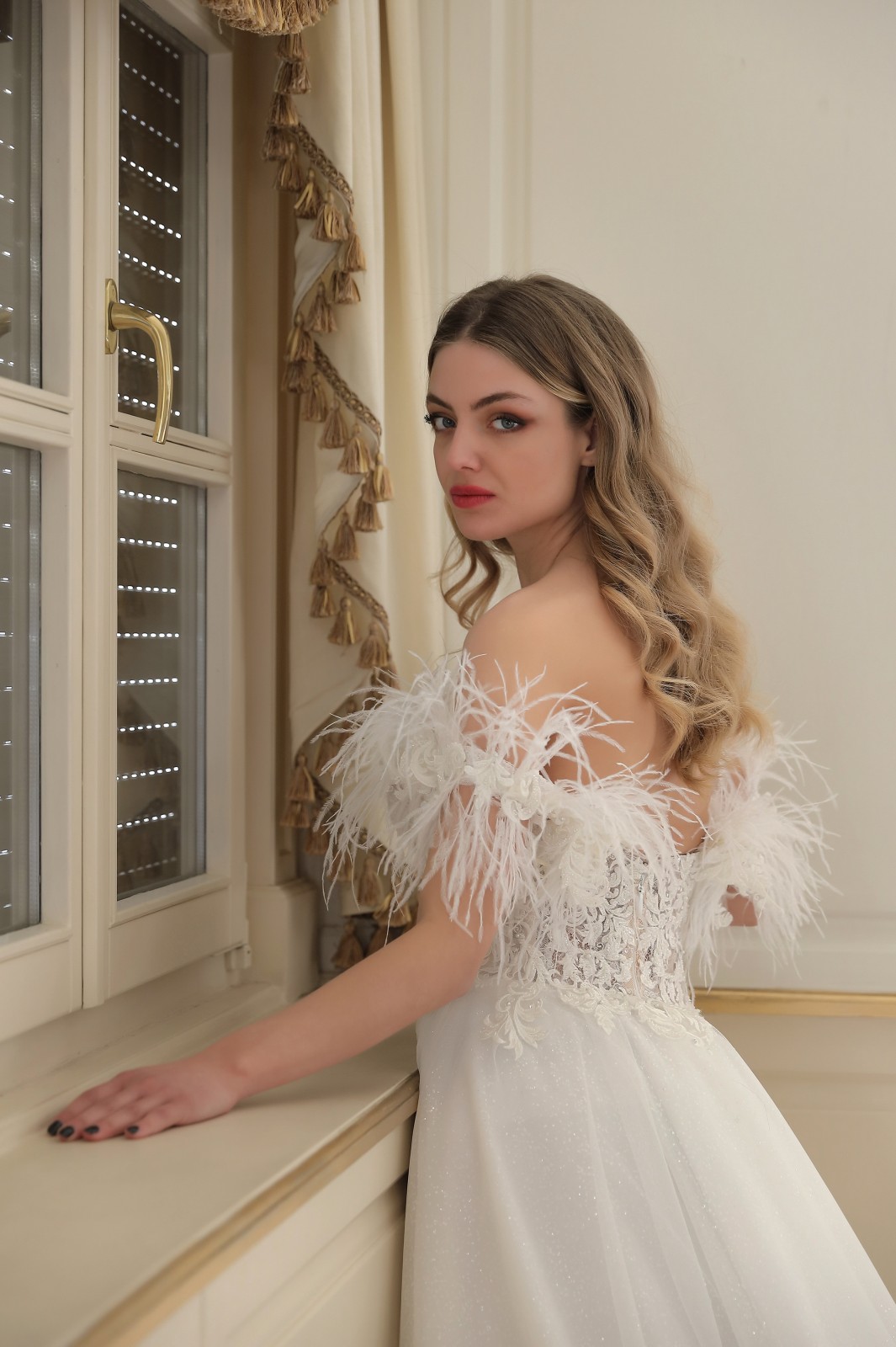 Πλάγια όψη νυφικού Iqra με δαντέλα και φτερά - Fashion Brides Σέρρες.