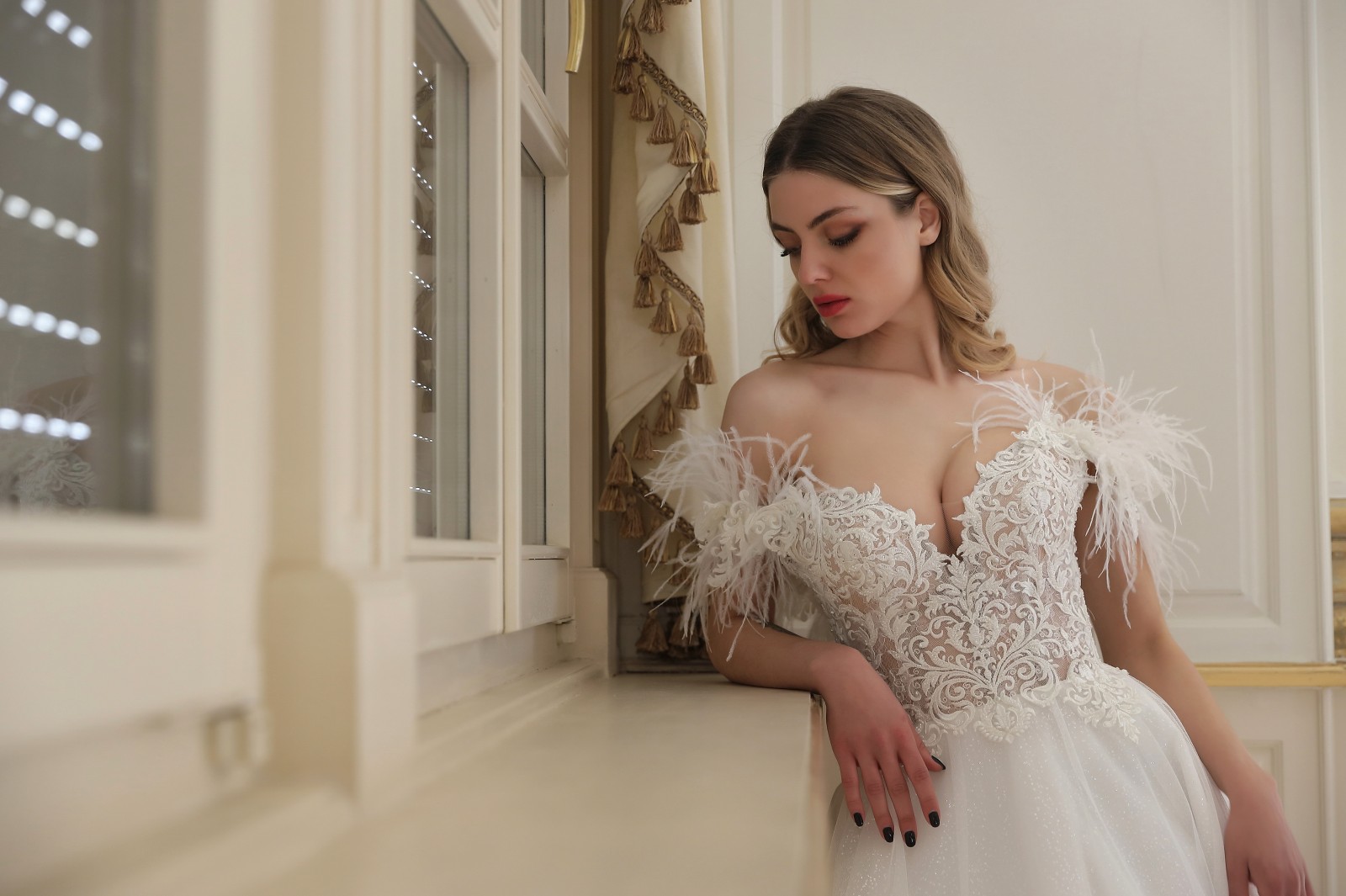 Νυφικό Iqra με δαντέλα και off-the-shoulder φτερά - Fashion Brides Σέρρες.