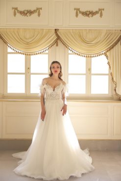 Ρομαντικό νυφικό Iqra με δαντέλα και φτερά - Fashion Brides Σέρρες.