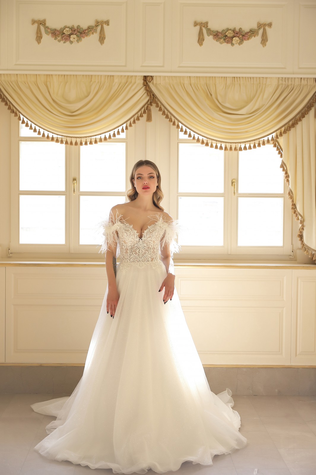 Ρομαντικό νυφικό Iqra με δαντέλα και φτερά - Fashion Brides Σέρρες.