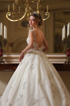 Πλάτη νυφικού Isabela με διάφανη λεπτομέρεια - Fashion Brides Σέρρες.