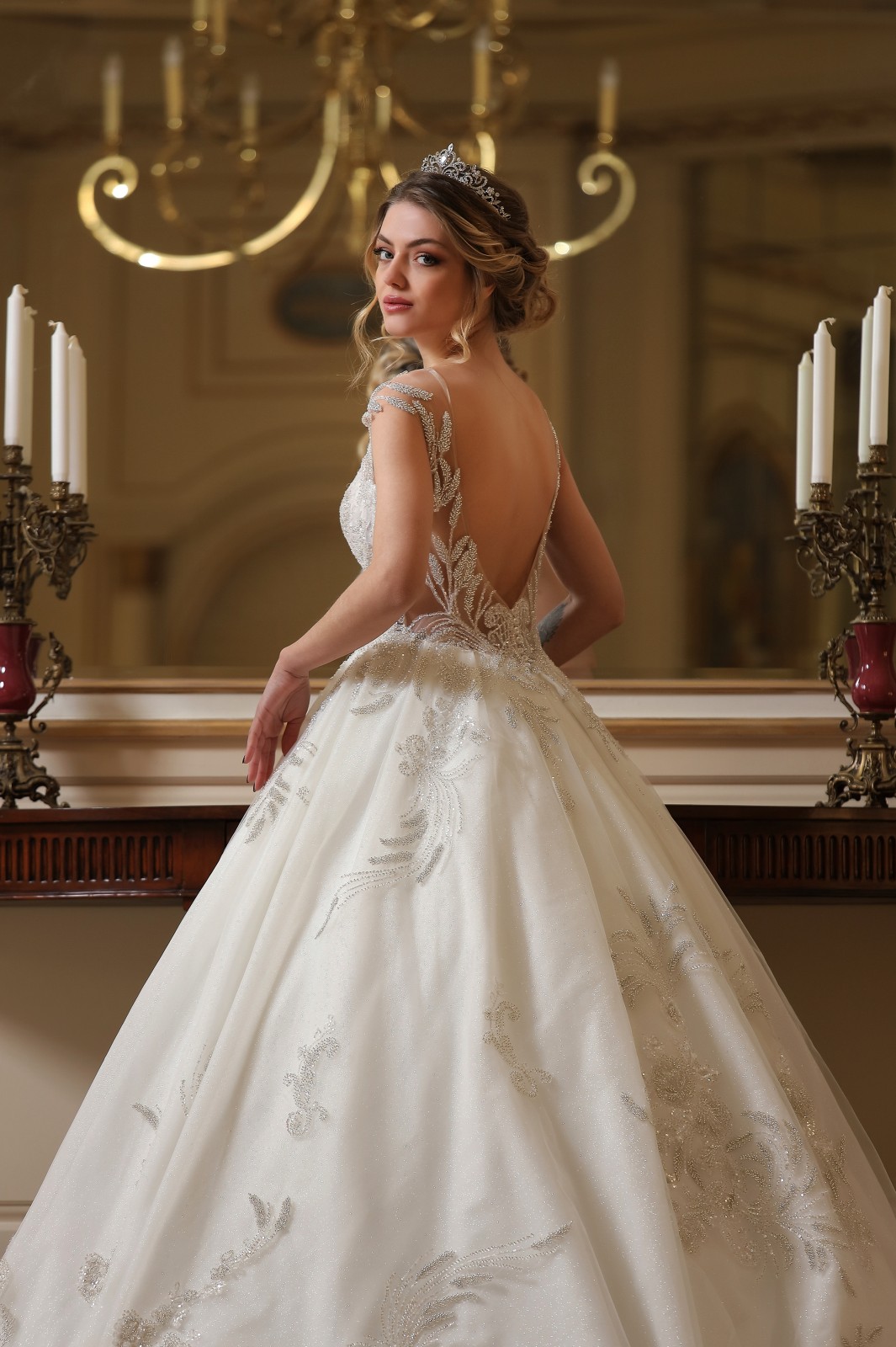 Πλάτη νυφικού Isabela με διάφανη λεπτομέρεια - Fashion Brides Σέρρες.