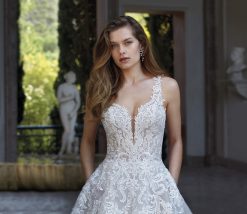 Κοντινό πλάνο κορσέ νυφικού Demia με διαφάνεια - Fashion Brides Σέρρες.
