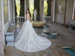 Πίσω όψη πριγκιπικού νυφικού Demia με μακριά ουρά - Fashion Brides Σέρρες.