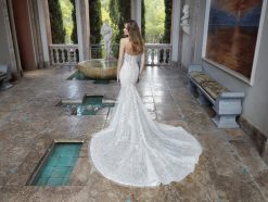 Πίσω όψη γοργονέ νυφικού Daniela με δαντελωτή ουρά - Fashion Brides Σέρρες.