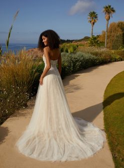 Πίσω όψη νυφικού σε Α γραμμή Delta με ουρά - Fashion Brides Σέρρες.