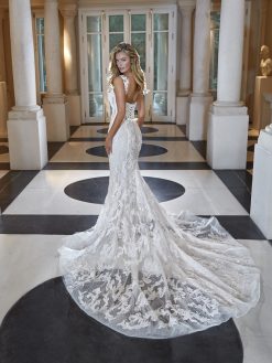 Πίσω όψη γοργονέ νυφικού Diamond με ουρά - Fashion Brides Σέρρες.