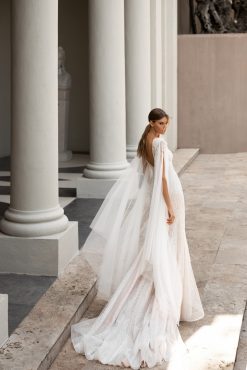 Πίσω όψη νυφικού Grosa με κάπα - Fashion Brides Σέρρες.