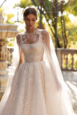 Νυφικό Hanni με αέρινη κάπα - Fashion Brides Σέρρες.