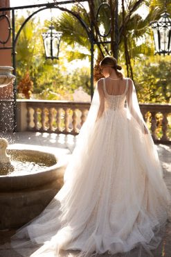 Πίσω όψη νυφικού Hanni με διαφάνεια και κουμπιά - Fashion Brides Σέρρες.