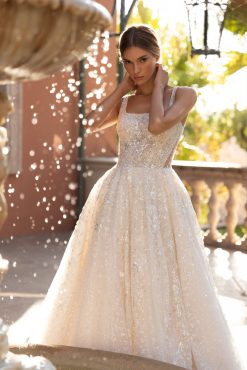 Κοντινή λήψη νυφικού Hanni - Fashion Brides Σέρρες.