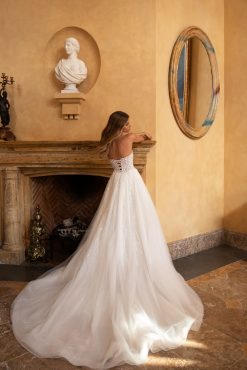 Πίσω όψη νυφικού Mihas με κλείσιμο κορσέ - Fashion Brides Σέρρες.