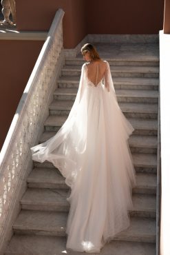 Πίσω όψη νυφικού Olivares με διαφάνεια - Fashion Brides Σέρρες.