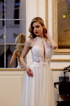 Κοντινή λήψη λαιμόκοψης halter νυφικού Jasmine - Fashion Brides Σέρρες.