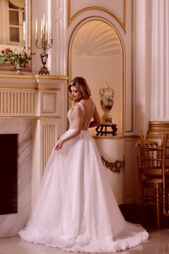 Πίσω όψη νυφικού Jenifer με ανοιχτή πλάτη - Fashion Brides Σέρρες.