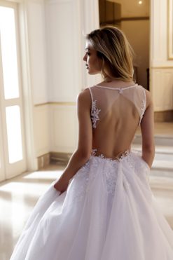 Λεπτομέρεια πλάτης με δαντέλα στο νυφικό Joy - Fashion Brides Σέρρες.