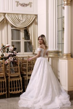 Λεπτομέρεια πλάτης με διαφάνεια στο νυφικό Jude - Fashion Brides Σέρρες.