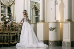 Πίσω όψη νυφικού Jude με διαφάνεια και κουμπιά - Fashion Brides Σέρρες.