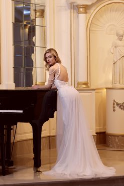 Πίσω όψη εξώπλατου νυφικού Julia με πέρλες - Fashion Brides Σέρρες.