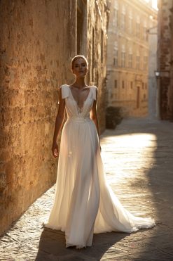 Νυφικό Adonis Α γραμμής με αέρινη φούστα - Fashion Brides Σέρρες.