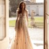 Νυφικό Alora Α γραμμής με σκίσιμο - Fashion Brides Σέρρες.