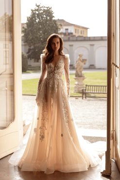 Νυφικό Alora Α γραμμής με σκίσιμο - Fashion Brides Σέρρες.