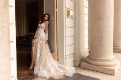 Λεπτομέρεια μπούστου Alora με λαιμόκοψη V - Fashion Brides Σέρρες.