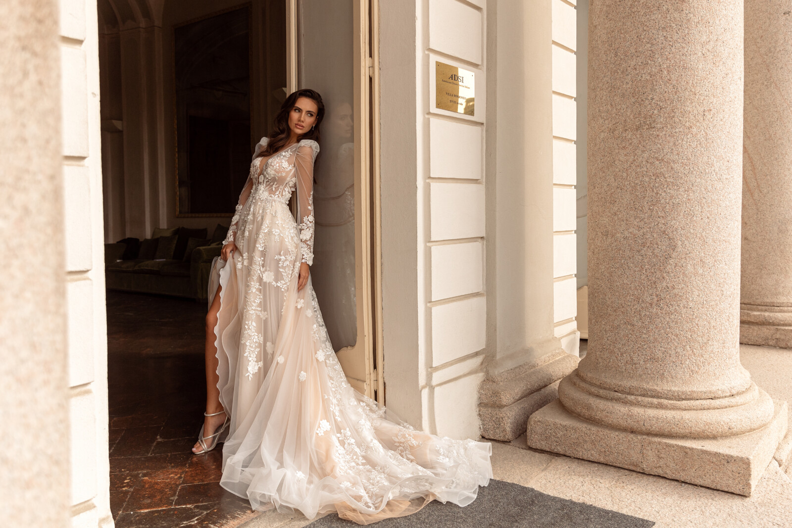 Λεπτομέρεια μπούστου Alora με λαιμόκοψη V - Fashion Brides Σέρρες.