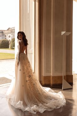 Εξώπλατο νυφικό Alora με ουρά - Fashion Brides Σέρρες.