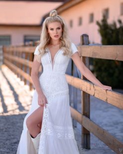 Νυφικό Cornella με λαιμόκοψη V και δαντέλα - Fashion Brides Σέρρες.