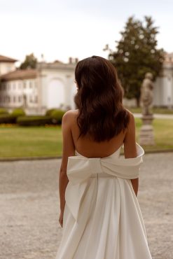 Εξώπλατο νυφικό Fiamma με φιόγκο - Fashion Brides Σέρρες.