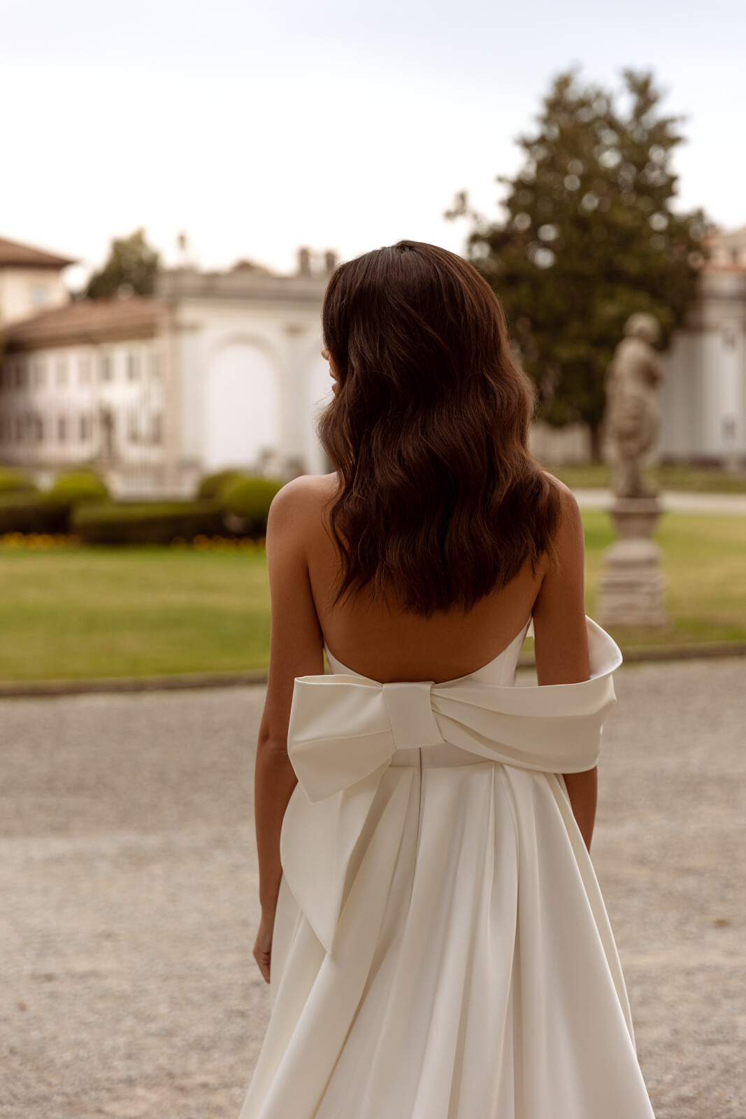 Εξώπλατο νυφικό Fiamma με φιόγκο - Fashion Brides Σέρρες.