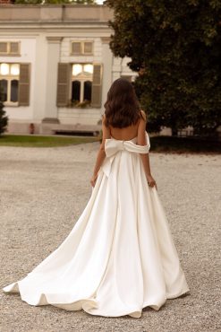 Πλάτη νυφικού Fiamma με λεπτομέρεια φιόγκου - Fashion Brides Σέρρες.