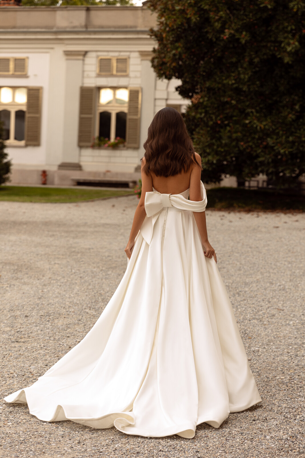 Πλάτη νυφικού Fiamma με λεπτομέρεια φιόγκου - Fashion Brides Σέρρες.