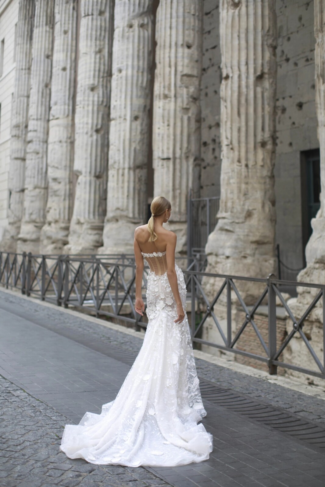 Πλάτη νυφικού Maddalena με διάφανο ύφασμα - Fashion Brides Σέρρες.