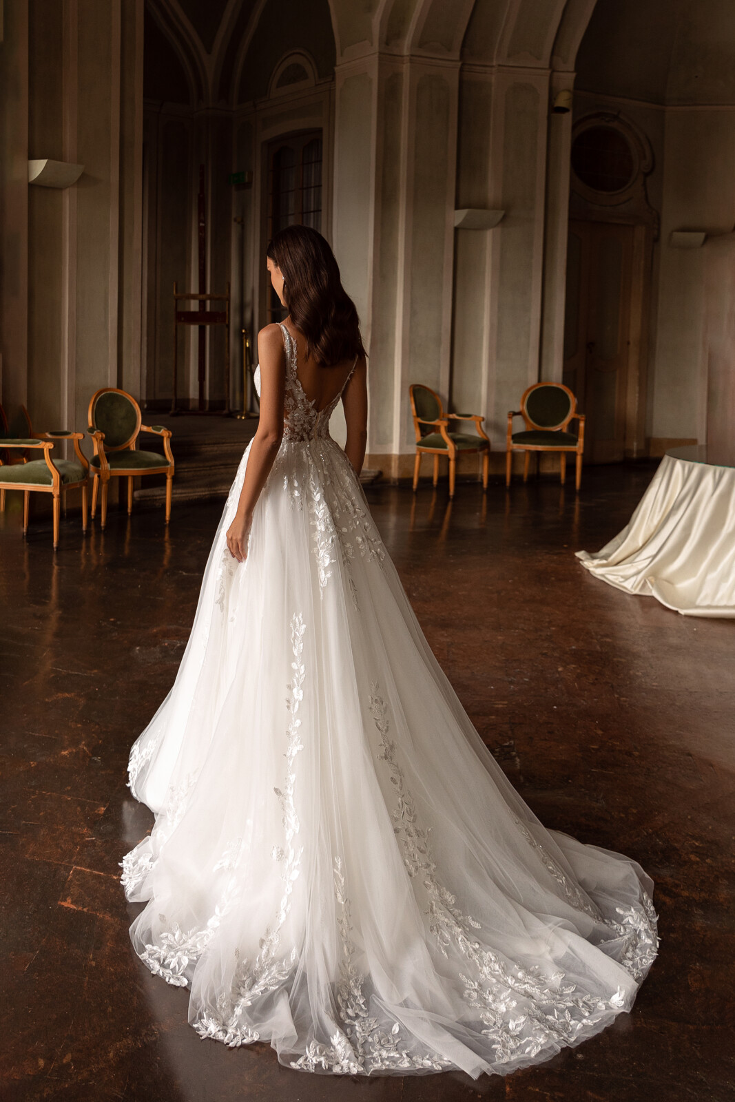 Πλάτη και ουρά νυφικού Malaga - Fashion Brides Σέρρες.