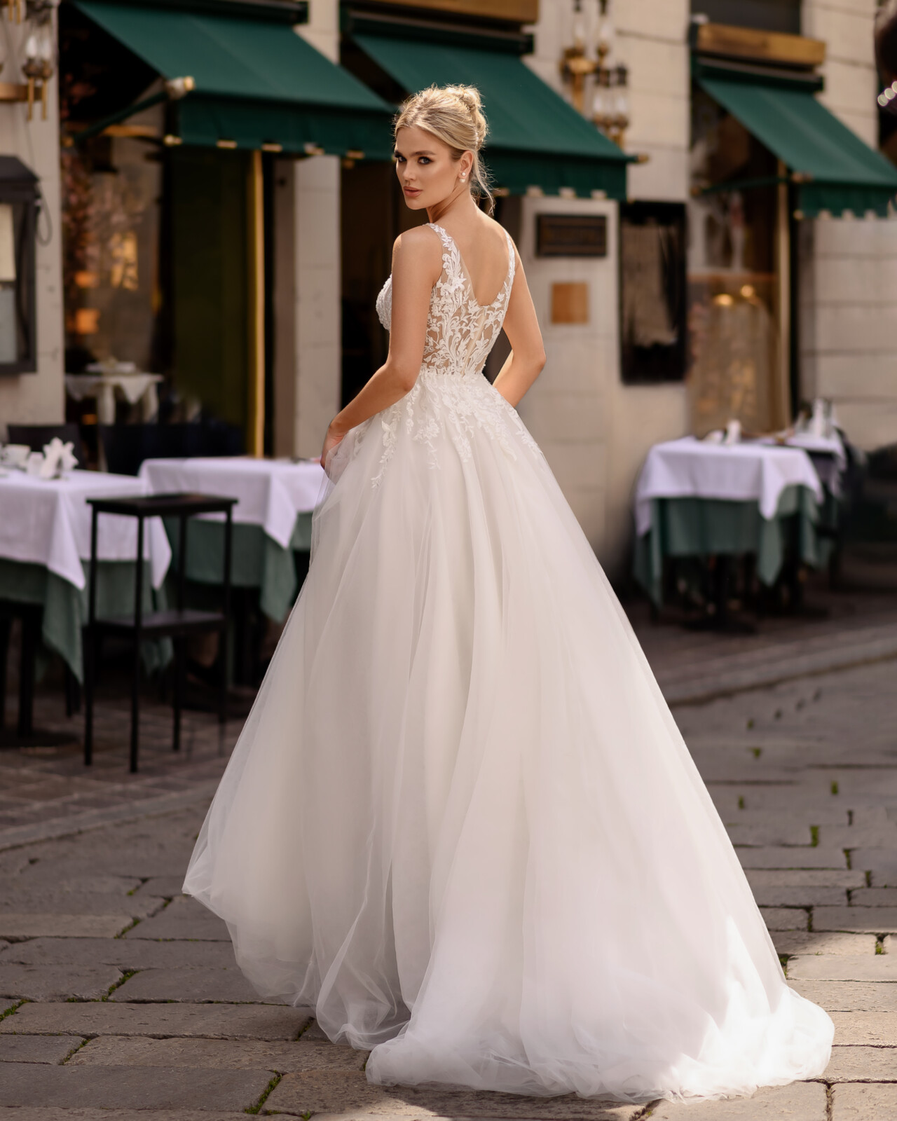 Πλάτη νυφικού Phecda με δαντέλα - Fashion Brides Σέρρες.