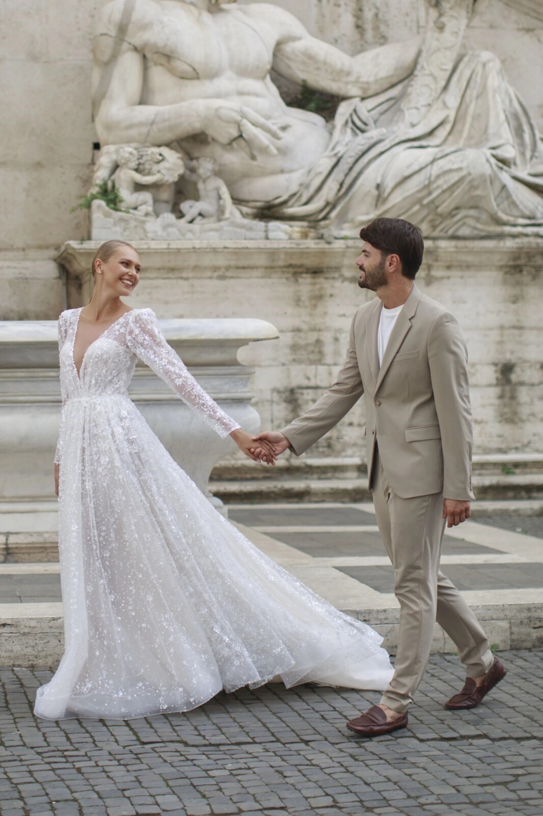 Ολόσωμη εμφάνιση νυφικού Susana με γκλίτερ - Fashion Brides Σέρρες.