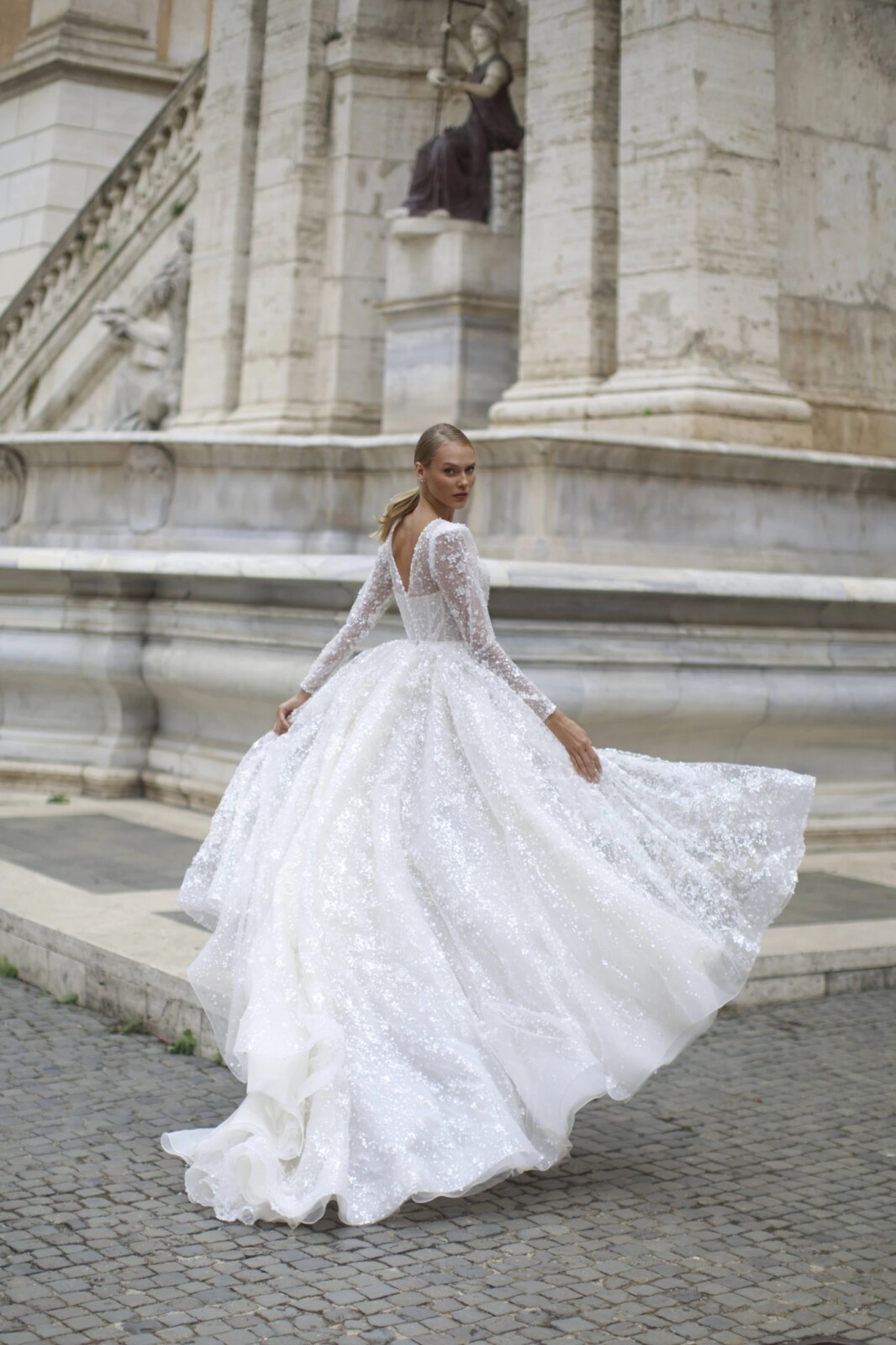 Πλάτη νυφικού Susana με λάμψη γκλίτερ - Fashion Brides Σέρρες.